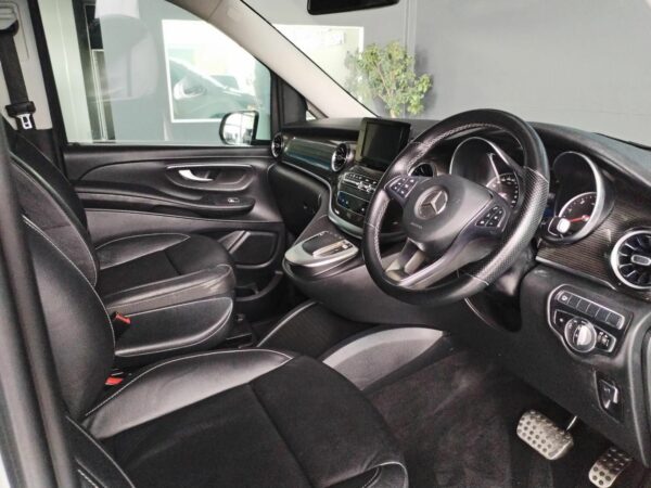 2022 Mercedes-Benz V-Class V220d - Image 2