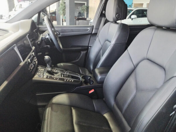 2019 Porsche Macan Macan - Image 15