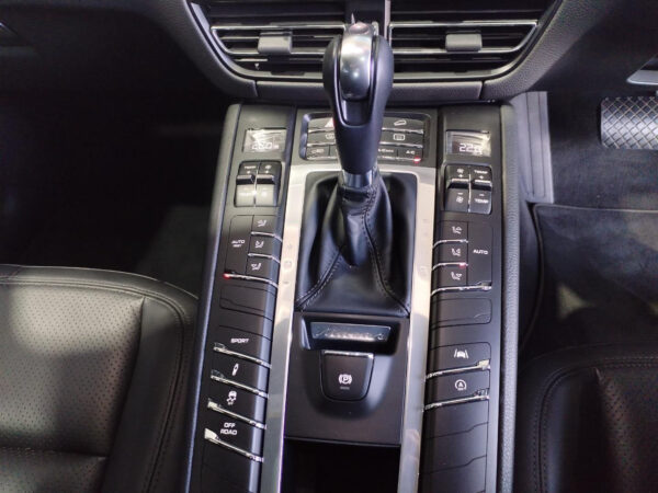 2019 Porsche Macan Macan - Image 17