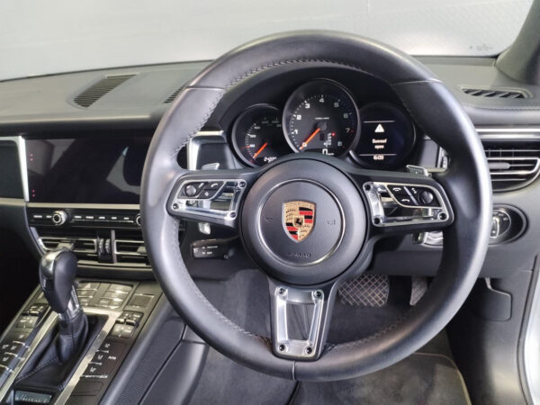 2019 Porsche Macan Macan - Image 18