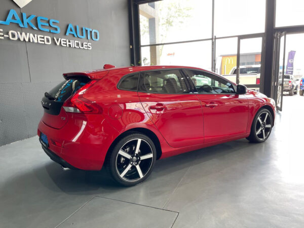2019 Volvo V40 T3 Momentum Auto - Image 2