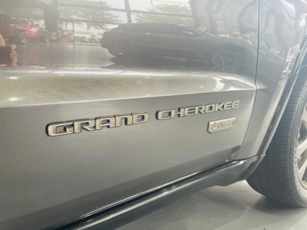 2017 Jeep Grand Cherokee 3.6L Limited 75th Anniversary Edition - Image 4